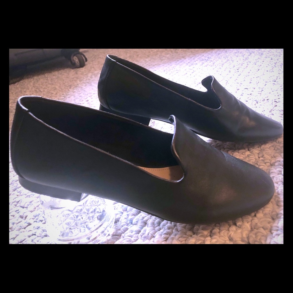 GAP women’s black leather loafers - size 8